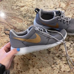 Nike Roshe Gold Sneaker